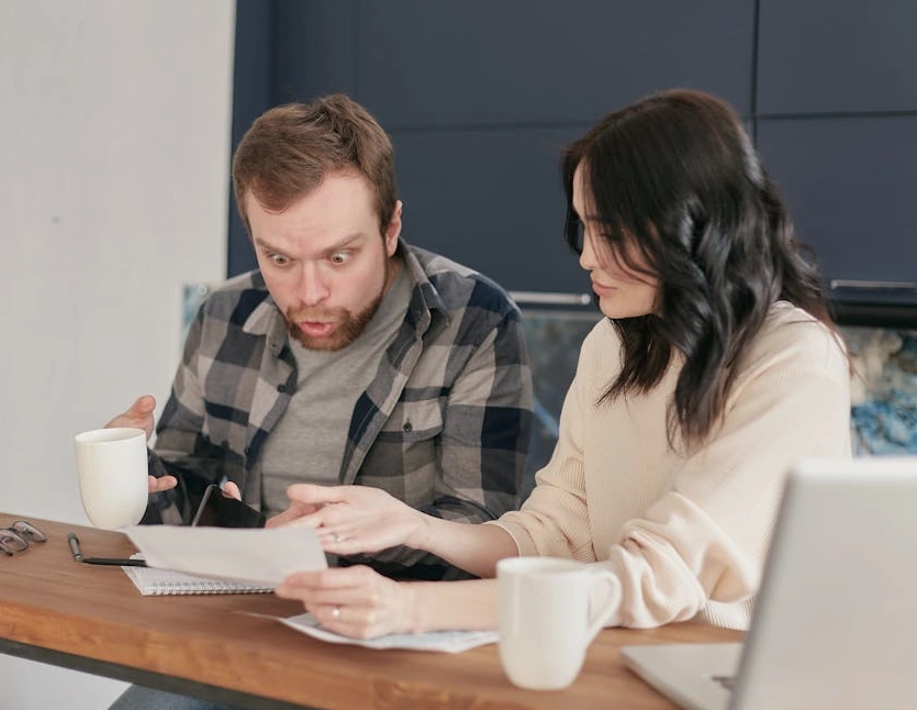 Finansal planlarını masada tartışan bir aile